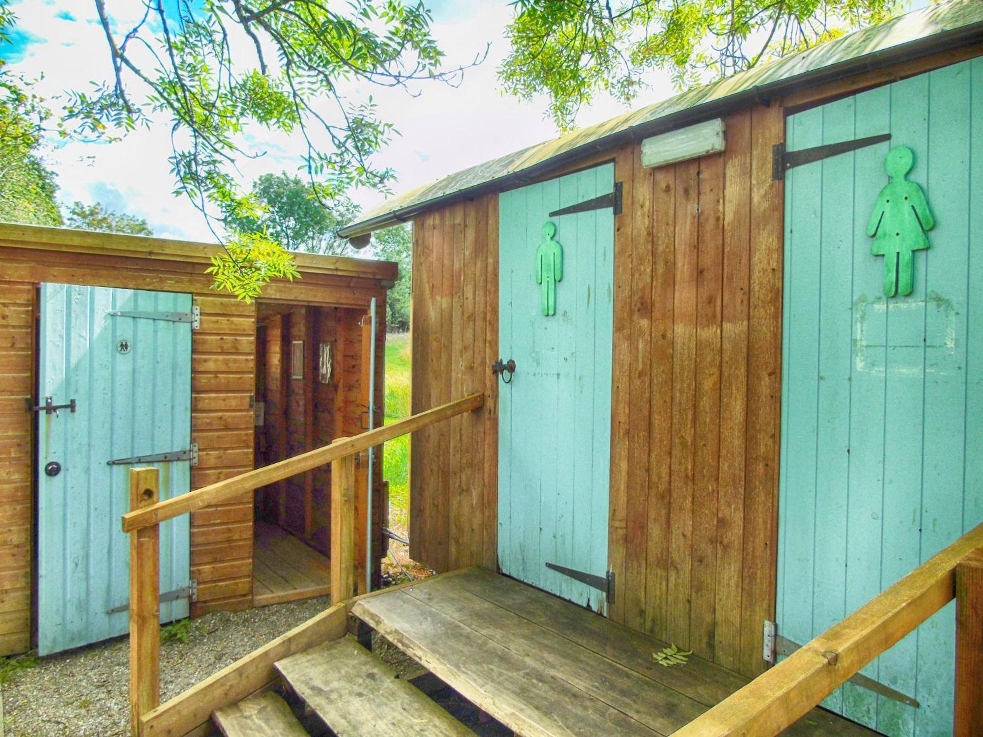 Ceridwen Glamping, Double Decker Bus And Yurts Hotel Llandysul ภายนอก รูปภาพ