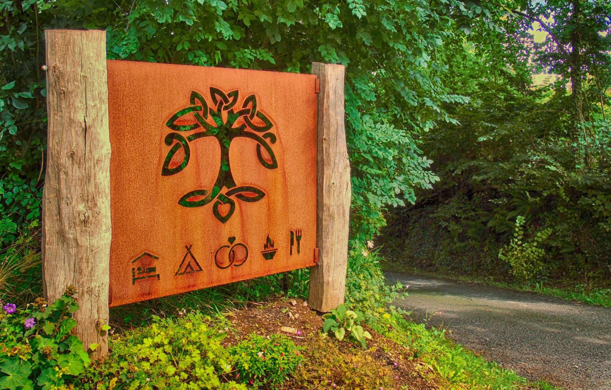 Ceridwen Glamping, Double Decker Bus And Yurts Hotel Llandysul ภายนอก รูปภาพ