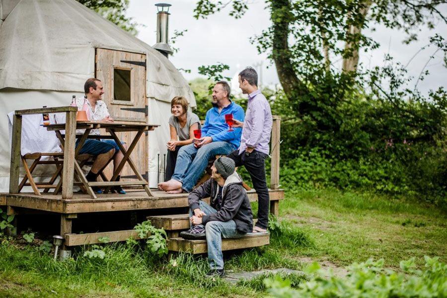 Ceridwen Glamping, Double Decker Bus And Yurts Hotel Llandysul ภายนอก รูปภาพ